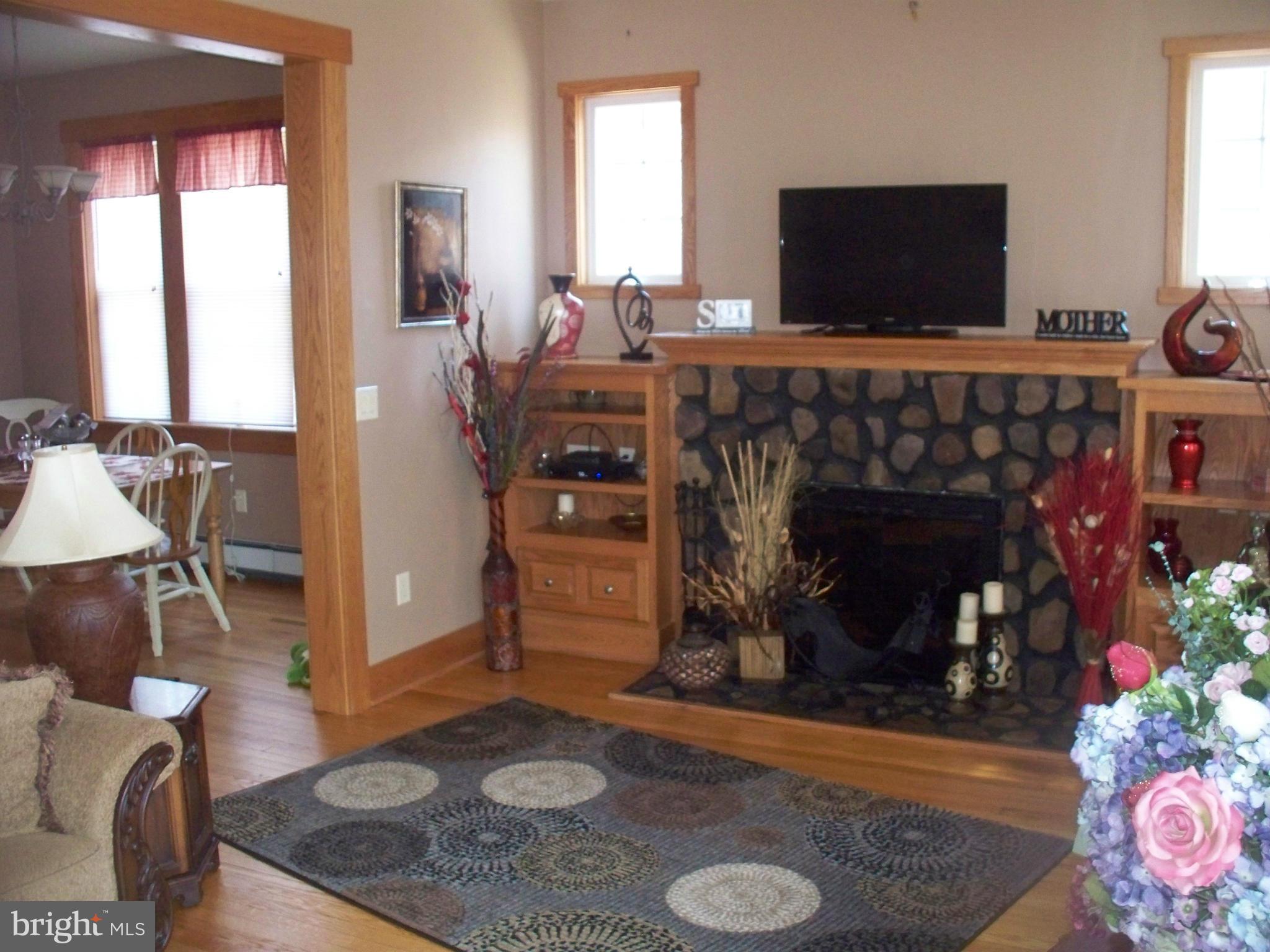 817 Braddock Road Cumberland, MD 21502 - Photo 7 of 28 Living Room