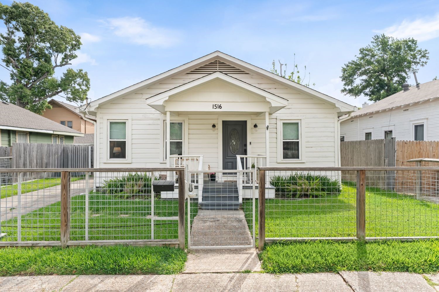 1516 Lawrence Street Houston, TX 77008 - Photo 27 of 32 a front view of a house with backyard and porch