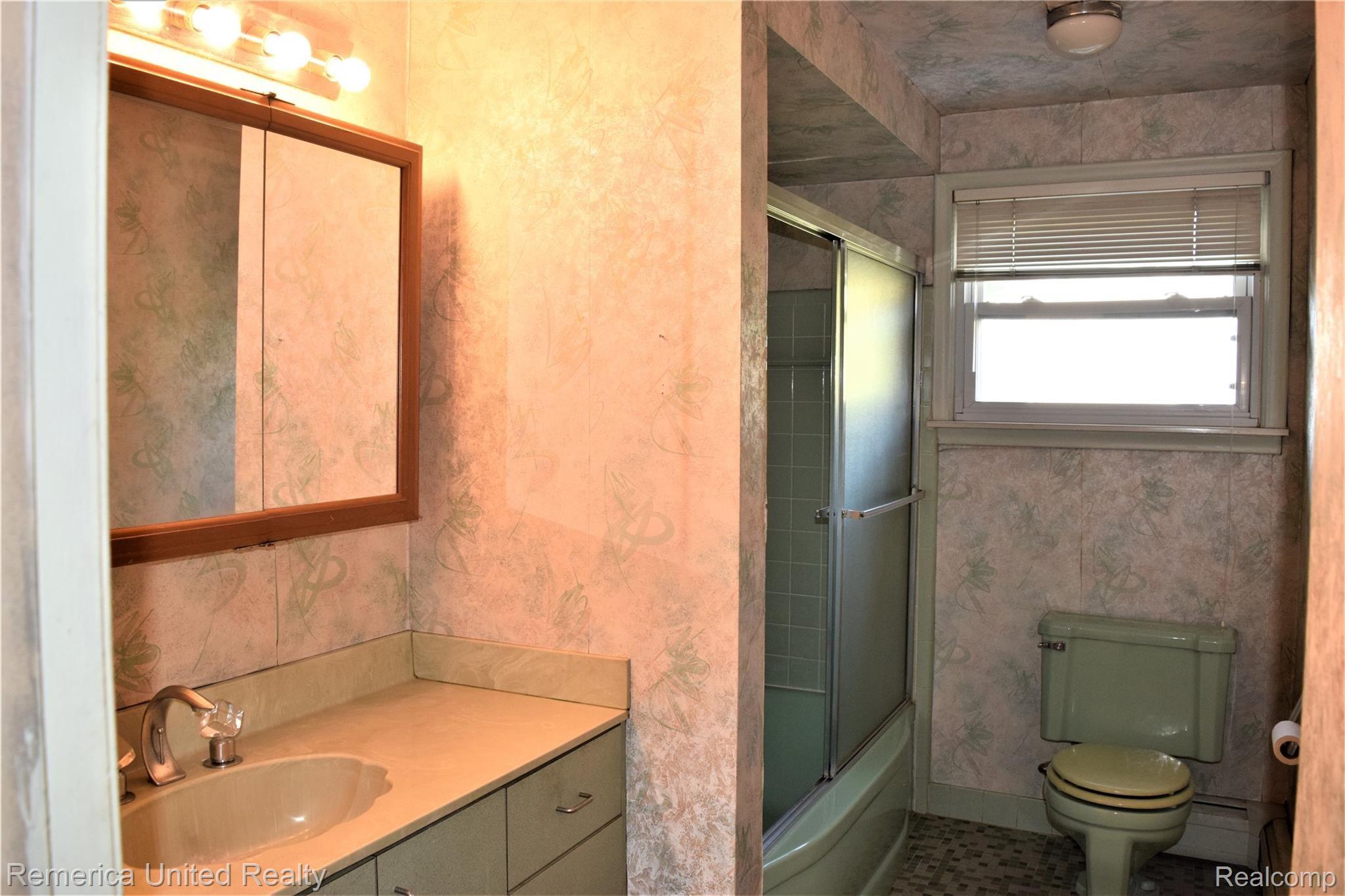 30069 Barwell Road Farmington, MI 48334 - Photo 20 of 34 THE 3RD FULL BATH IS ON THE SECOND LEVEL.