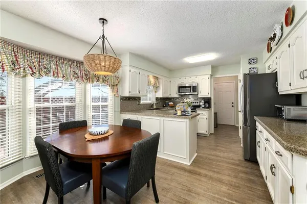 $425,000 | 10139 Earnshaw Street, Lenexa, KS 66215