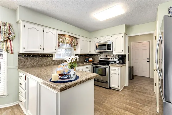 $425,000 | 10139 Earnshaw Street, Lenexa, KS 66215