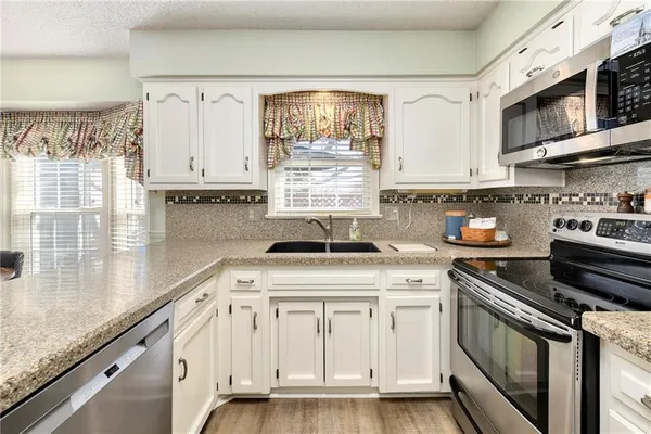 $425,000 | 10139 Earnshaw Street, Lenexa, KS 66215