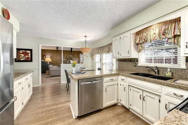 $425,000 | 10139 Earnshaw Street, Lenexa, KS 66215