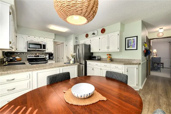 $425,000 | 10139 Earnshaw Street, Lenexa, KS 66215