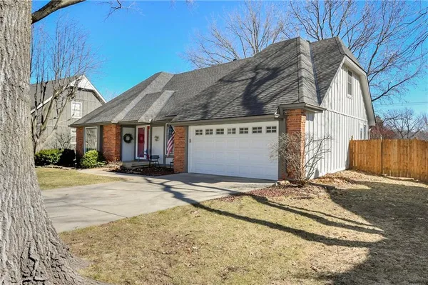 $425,000 | 10139 Earnshaw Street, Lenexa, KS 66215
