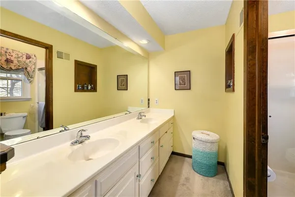$425,000 | 10139 Earnshaw Street, Lenexa, KS 66215