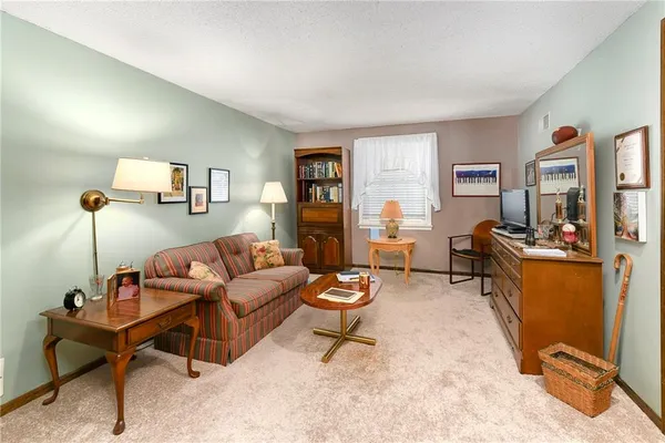 $425,000 | 10139 Earnshaw Street, Lenexa, KS 66215