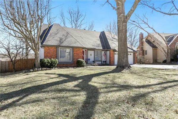 $425,000 | 10139 Earnshaw Street, Lenexa, KS 66215