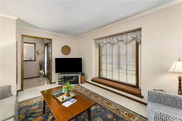 $425,000 | 10139 Earnshaw Street, Lenexa, KS 66215