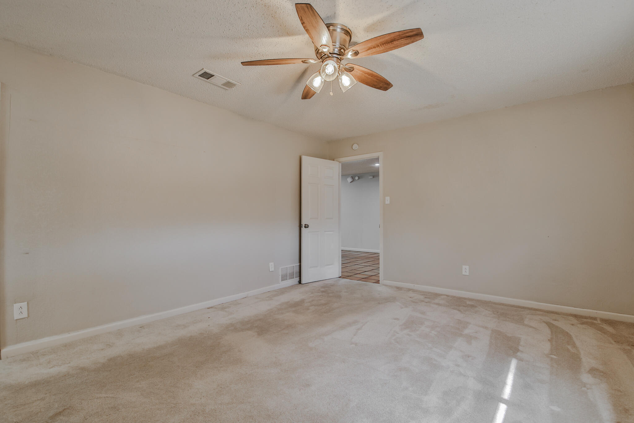 5437 45th Street Lubbock, TX 79414 - Photo 25 of 52 an empty room with closet and a ceiling fan