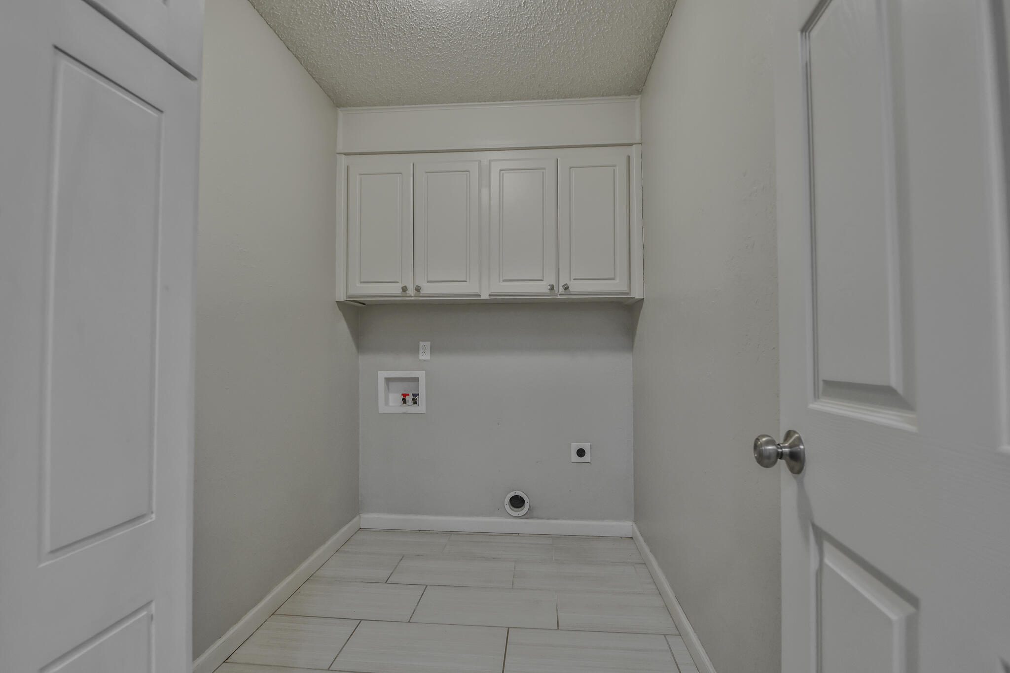 5437 45th Street Lubbock, TX 79414 - Photo 5 of 52 a view of room with cabinets