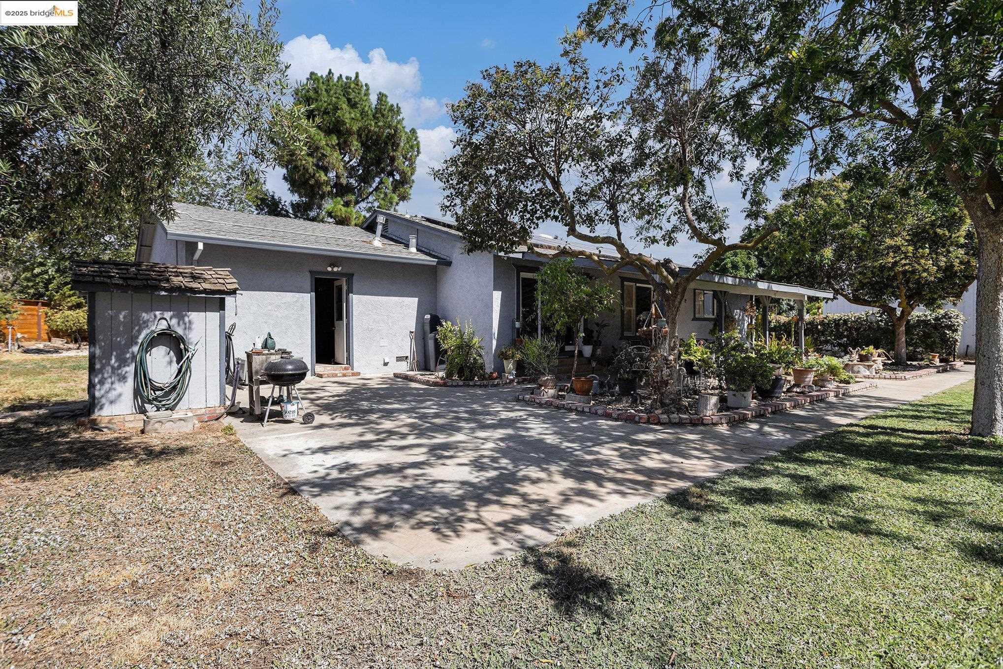 81 Yula Way Oakley, CA 94561 - Photo 12 of 44 a front view of a house with garden
