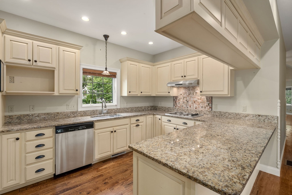 126 R Mt Pleasant Avenue Gloucester, MA 01930 - Photo 4 of 27