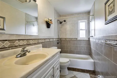 $775,000 | 11 Jamaica Avenue, Plainview, NY 11803