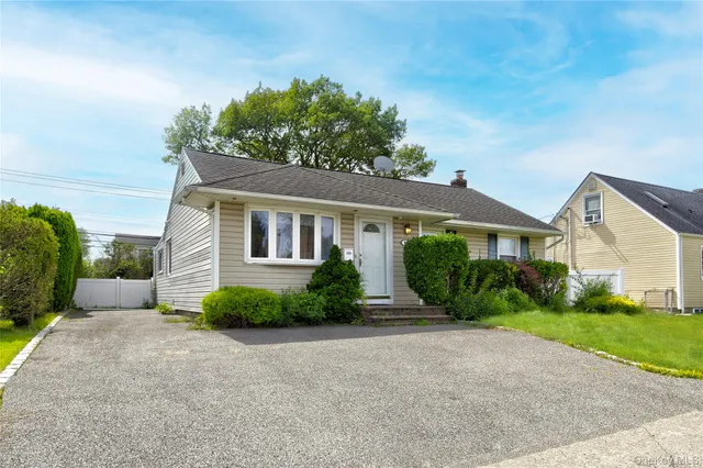 $775,000 | 11 Jamaica Avenue, Plainview, NY 11803