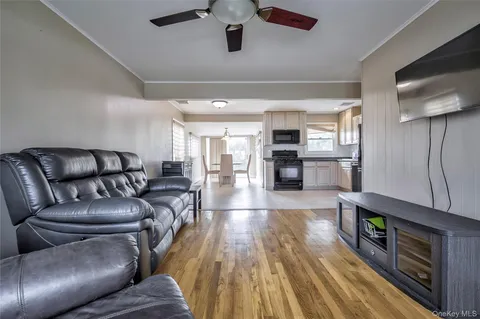 $775,000 | 11 Jamaica Avenue, Plainview, NY 11803