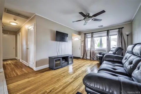 $775,000 | 11 Jamaica Avenue, Plainview, NY 11803