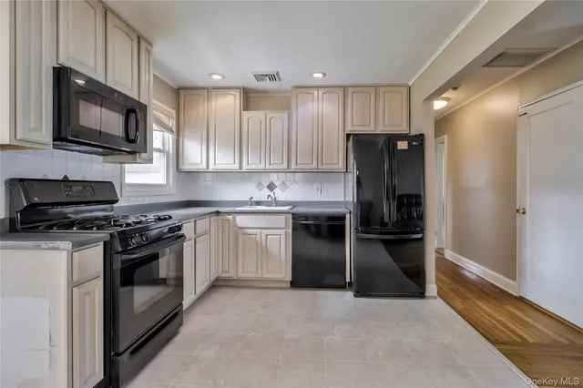 $775,000 | 11 Jamaica Avenue, Plainview, NY 11803