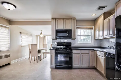 $775,000 | 11 Jamaica Avenue, Plainview, NY 11803