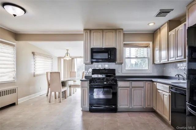 $775,000 | 11 Jamaica Avenue, Plainview, NY 11803