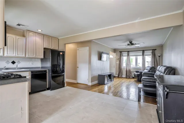 $775,000 | 11 Jamaica Avenue, Plainview, NY 11803