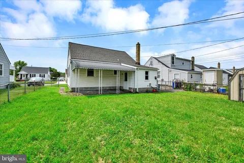 a view of a house with backyard and garden