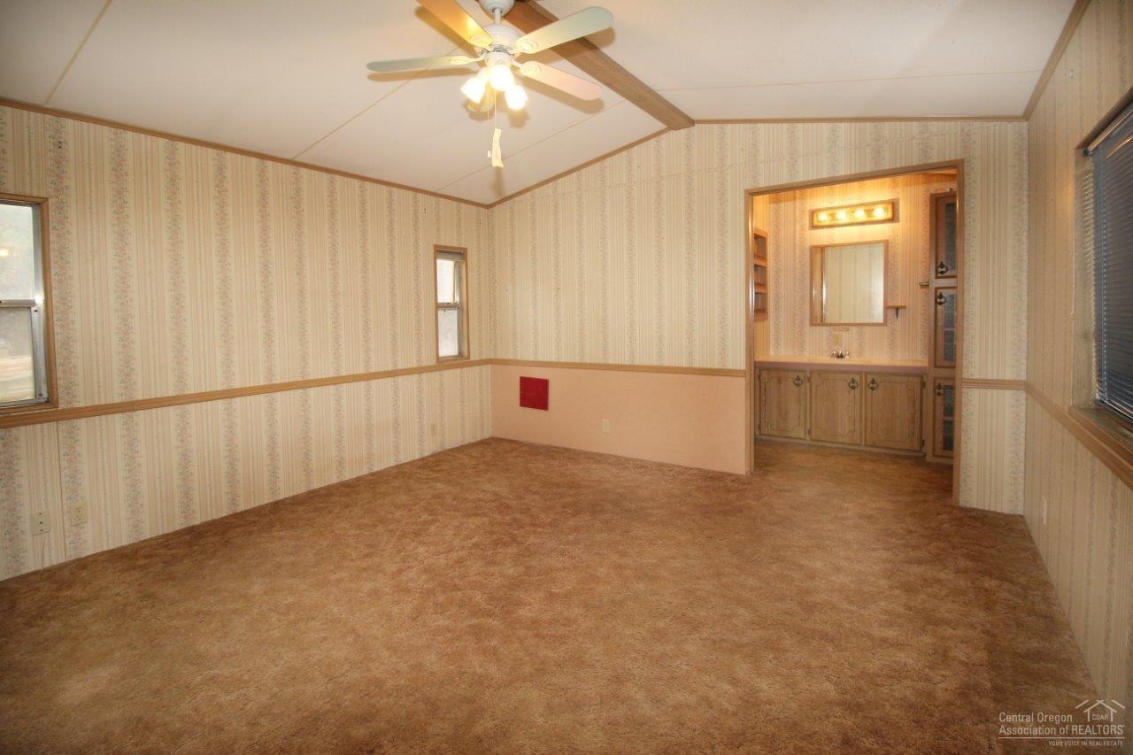 60901 Brosterhous Road, Unit 754 Bend, OR 97702 - Photo 8 of 21 Large Master Bedroom with en suite bath