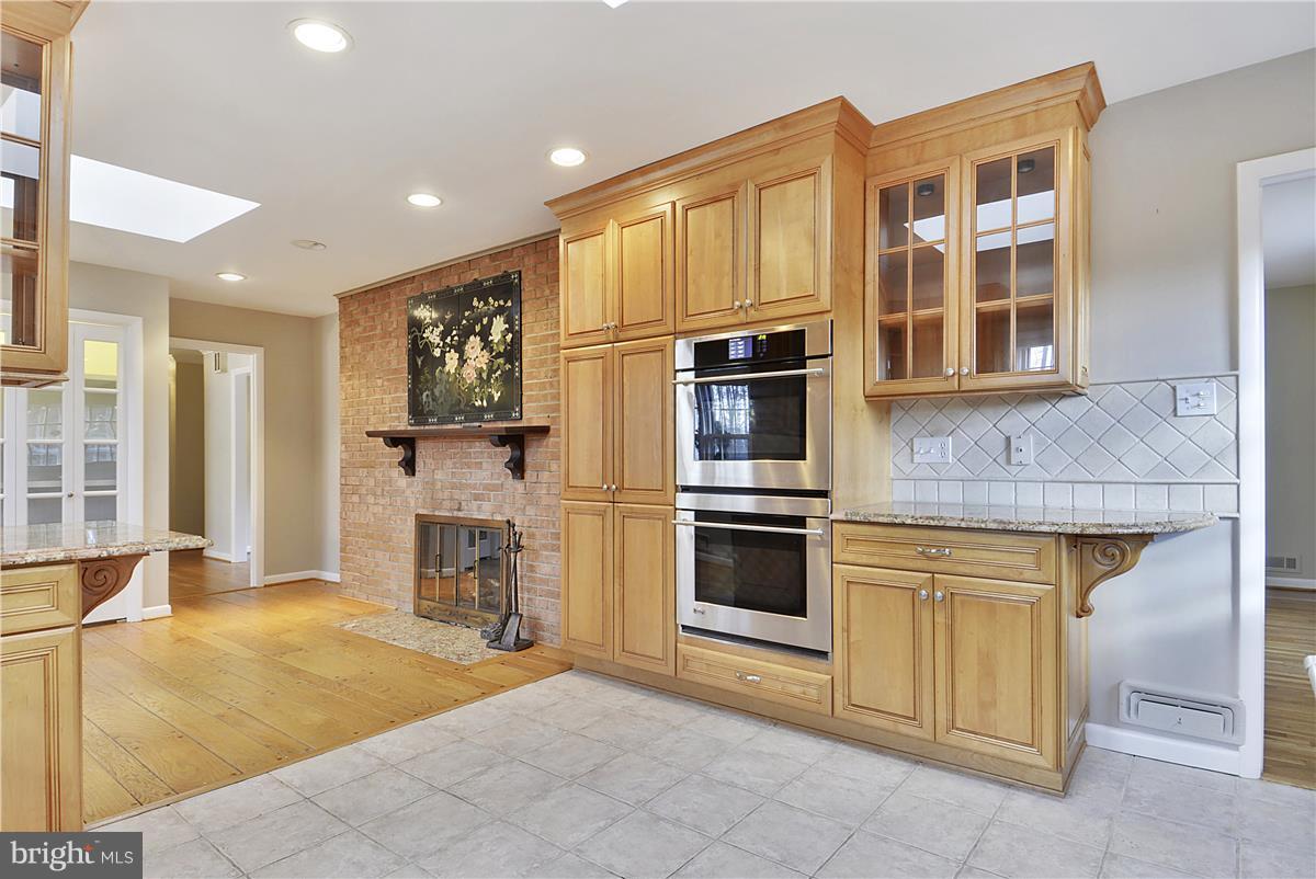 2433 Hunter Mill Road Vienna, VA 22181 - Photo 8 of 30 Kitchen