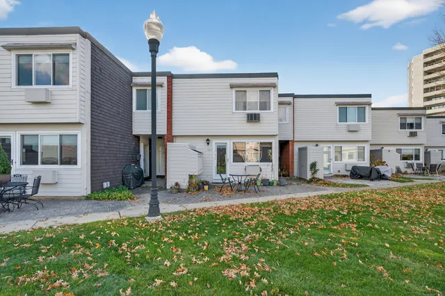 $289,900 | 142 W Walk, Unit 142, West Haven, CT 06516