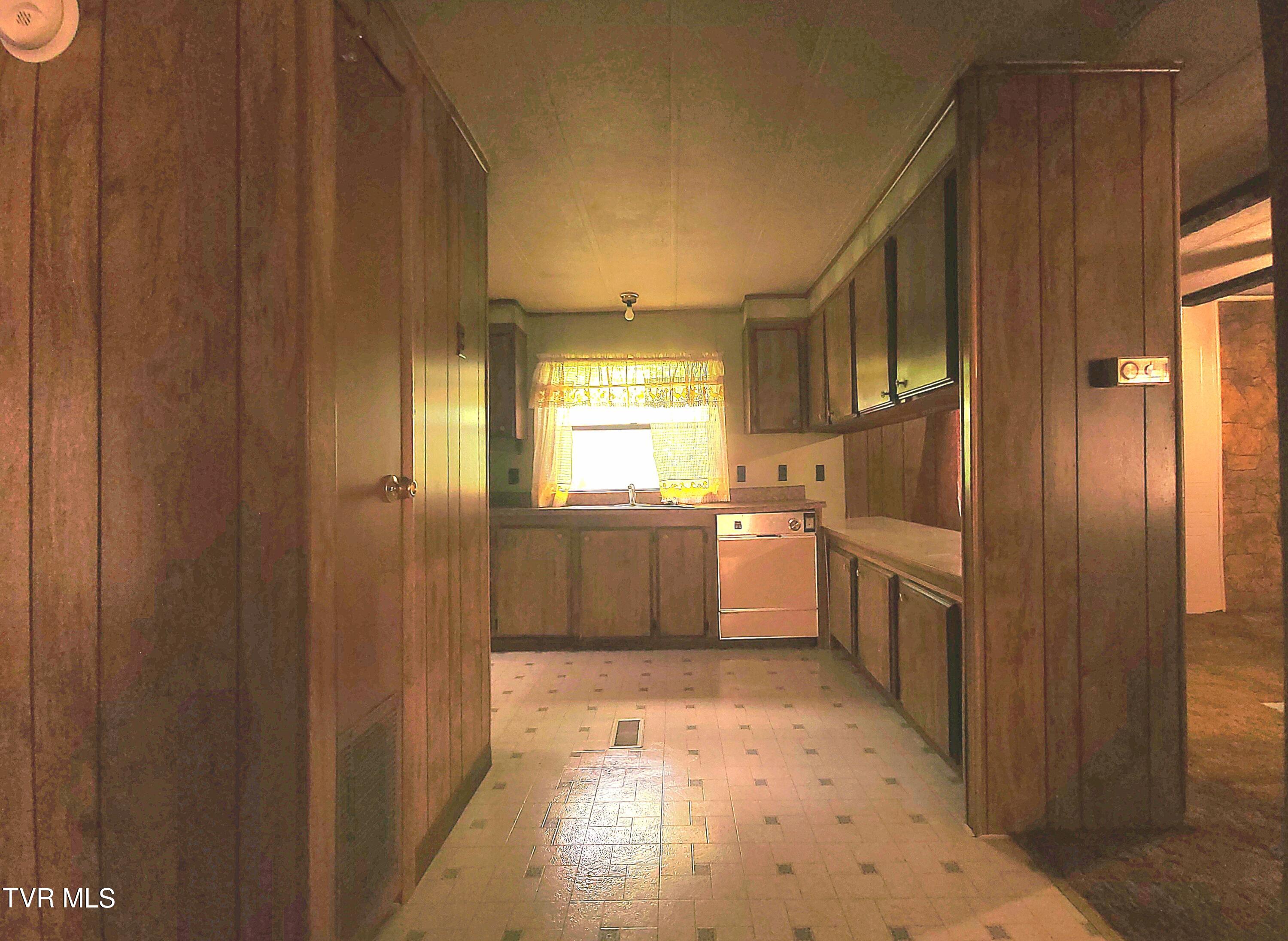 368 Charlie Hicks Road Jonesborough, TN 37659 - Photo 11 of 29 20240531_171238