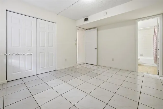 a view of a livingroom with closet