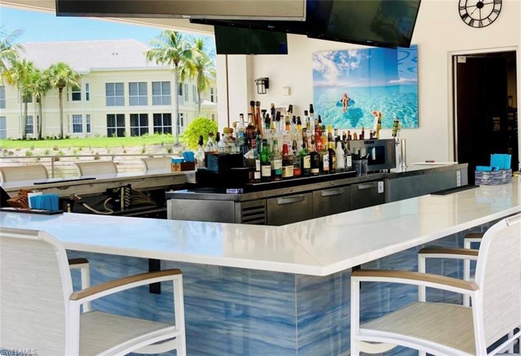 285 Grande Way, Unit 705 Naples, FL 34110 - Photo 38 of 44 View of bar