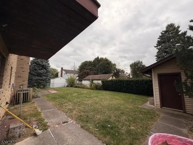 a view of a backyard