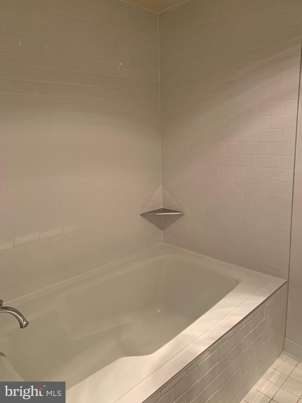 960 Fell Street, Unit 504 Baltimore, MD 21231 - Photo 12 of 32 a bathroom with a bathtub