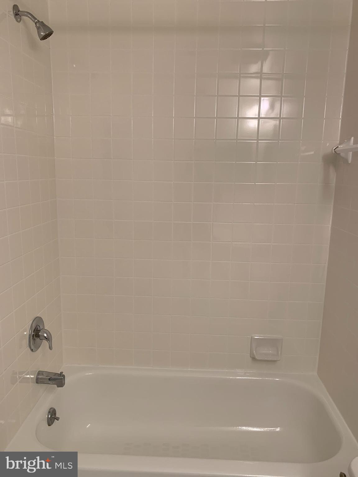 960 Fell Street, Unit 504 Baltimore, MD 21231 - Photo 14 of 32 a bathroom with a bathtub