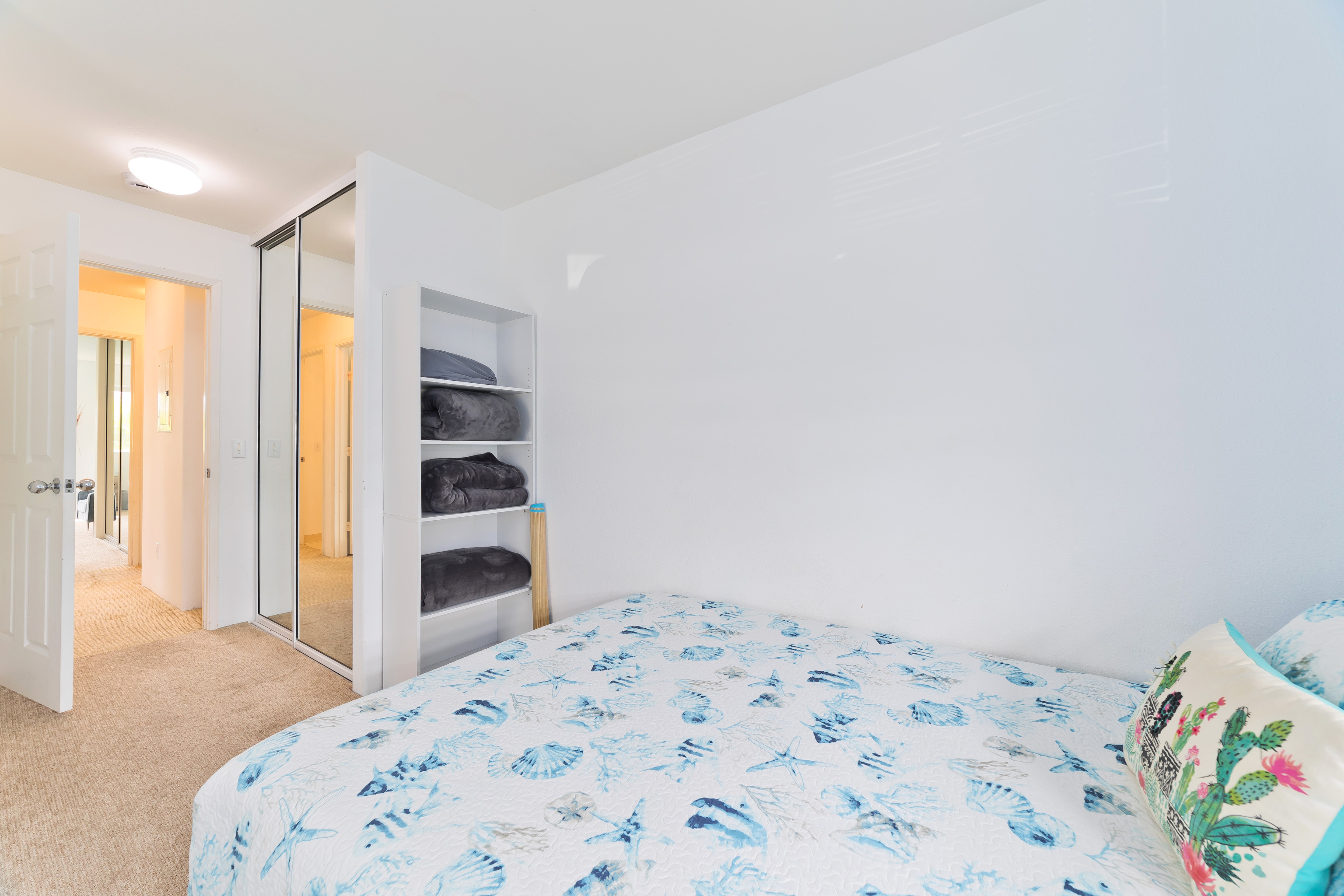 75-6081 Alii Drive, Unit O201 Kailua-Kona, HI 96740 - Photo 17 of 28 a bedroom with a bed and a closet