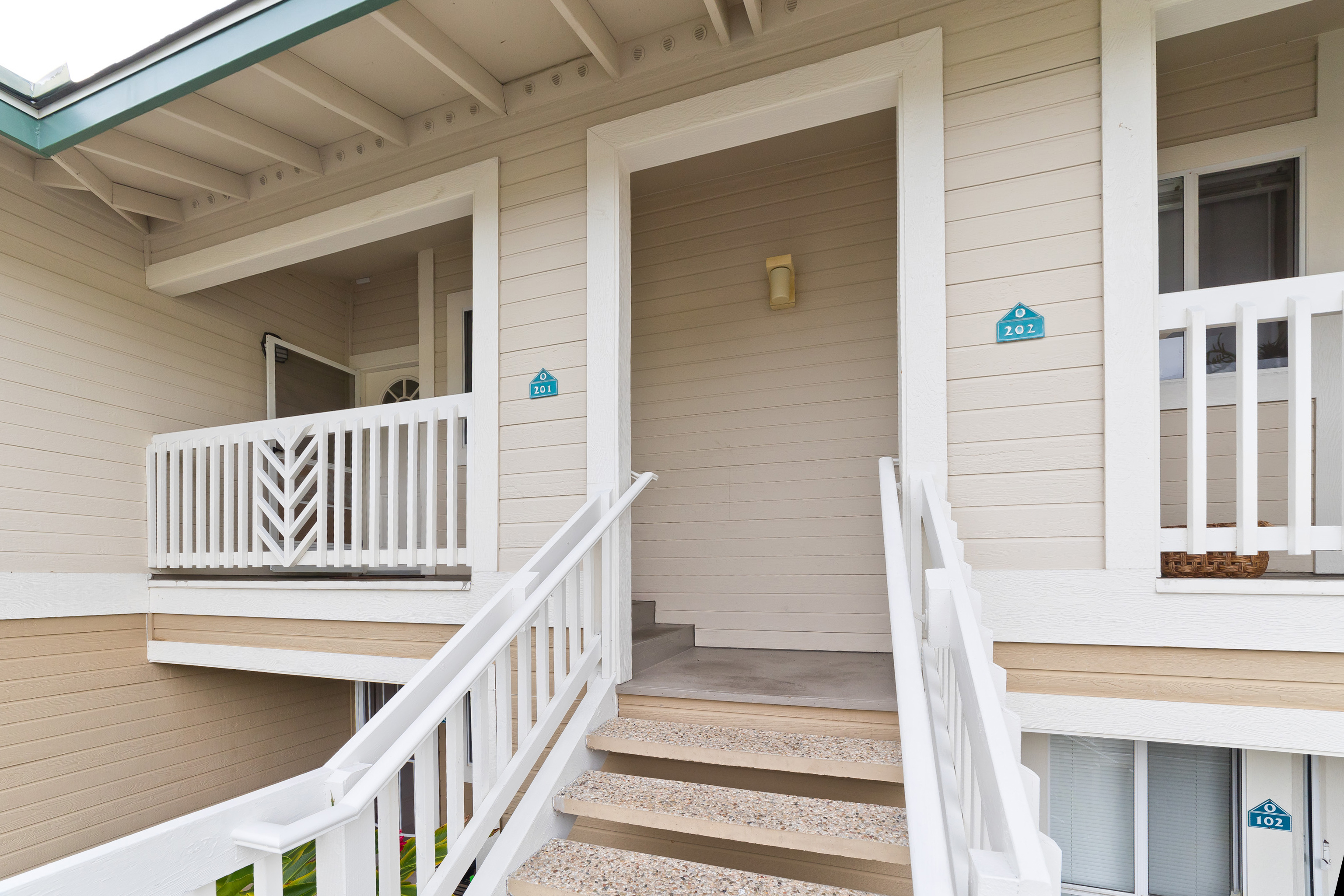75-6081 Alii Drive, Unit O201 Kailua-Kona, HI 96740 - Photo 2 of 28 a view of entryway with a front door