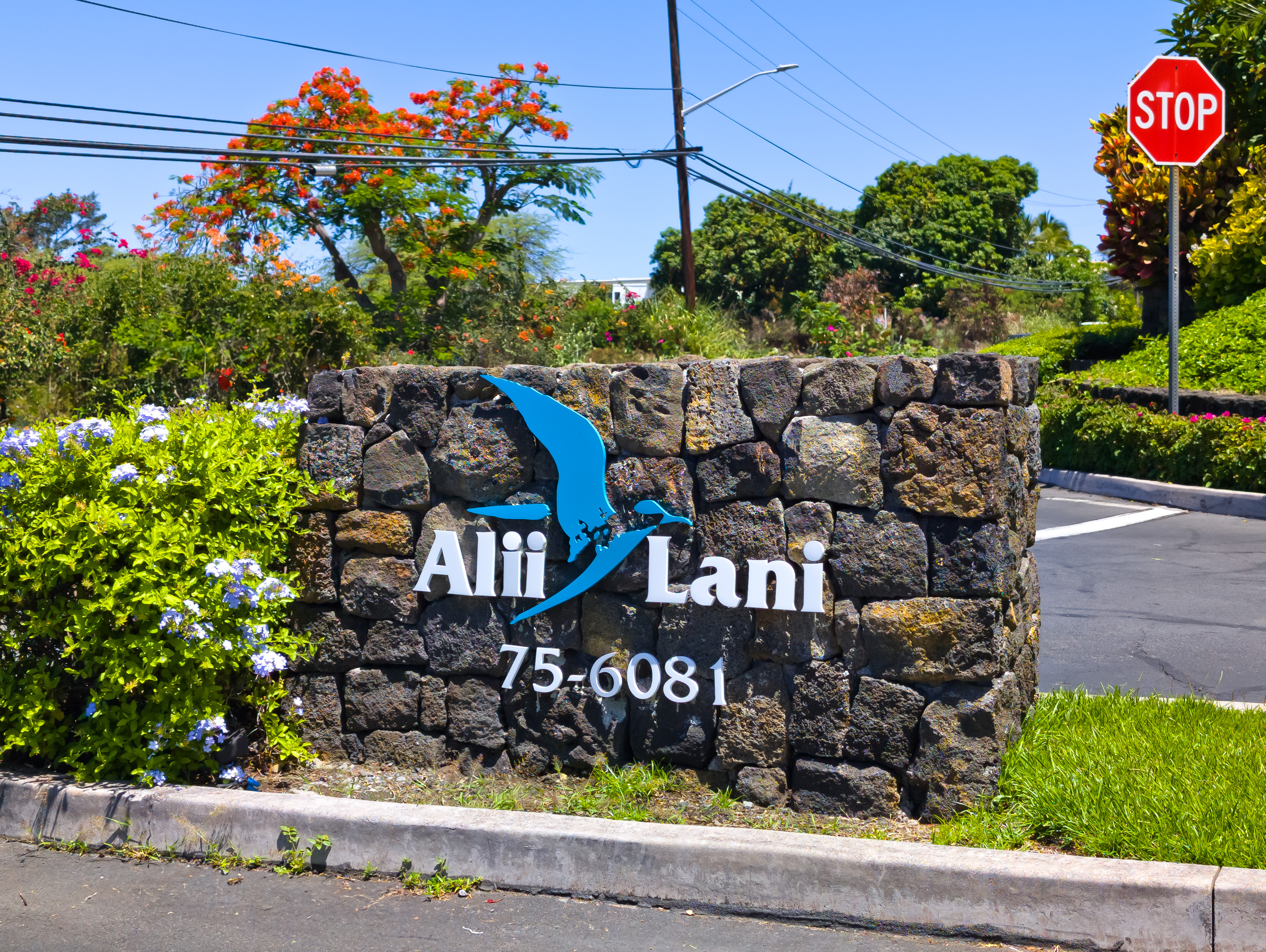 75-6081 Alii Drive, Unit O201 Kailua-Kona, HI 96740 - Photo 28 of 28 a sign that is on a street