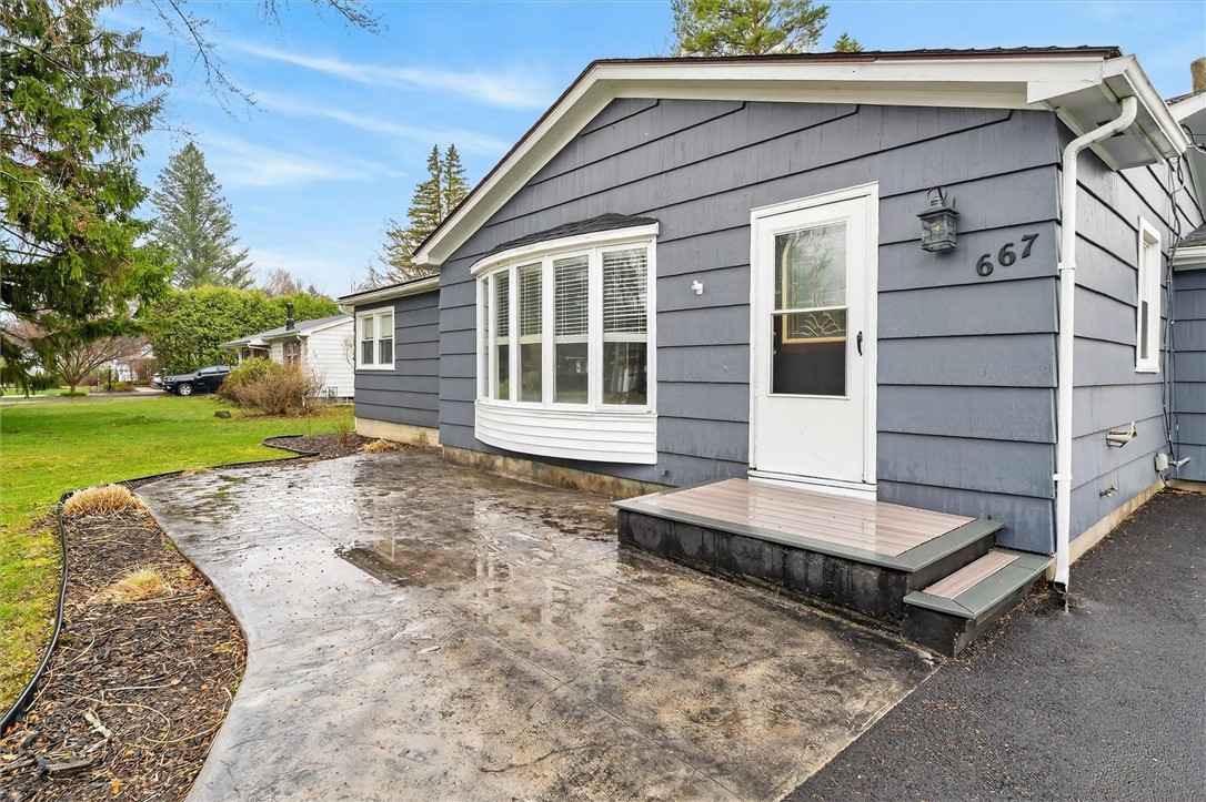 667 Hard Road Webster, NY 14580 - Photo 3 of 45 Bright bay window in middle of living room.