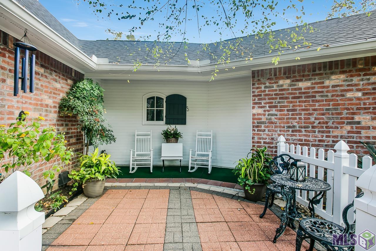 15826 Castle Ridge Baton Rouge, LA 70817 - Photo 16 of 41 Courtyard