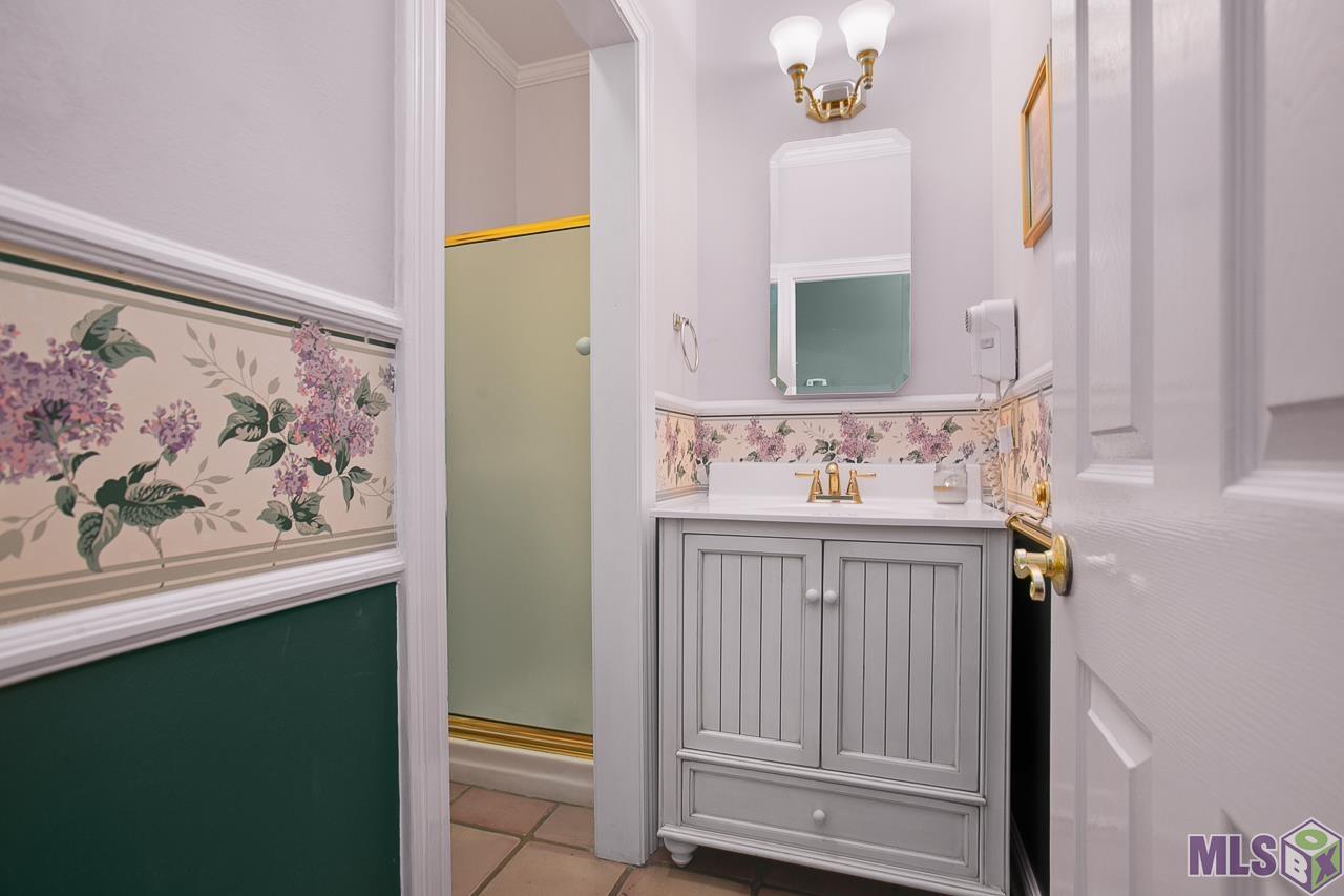 15826 Castle Ridge Baton Rouge, LA 70817 - Photo 18 of 41 Guest Bathroom