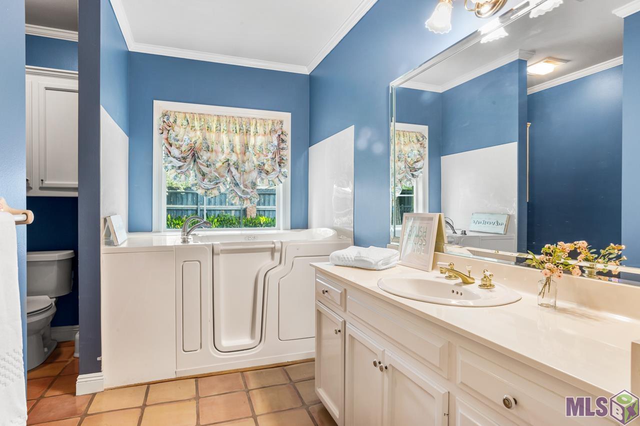 15826 Castle Ridge Baton Rouge, LA 70817 - Photo 26 of 41 Guest Bathroom