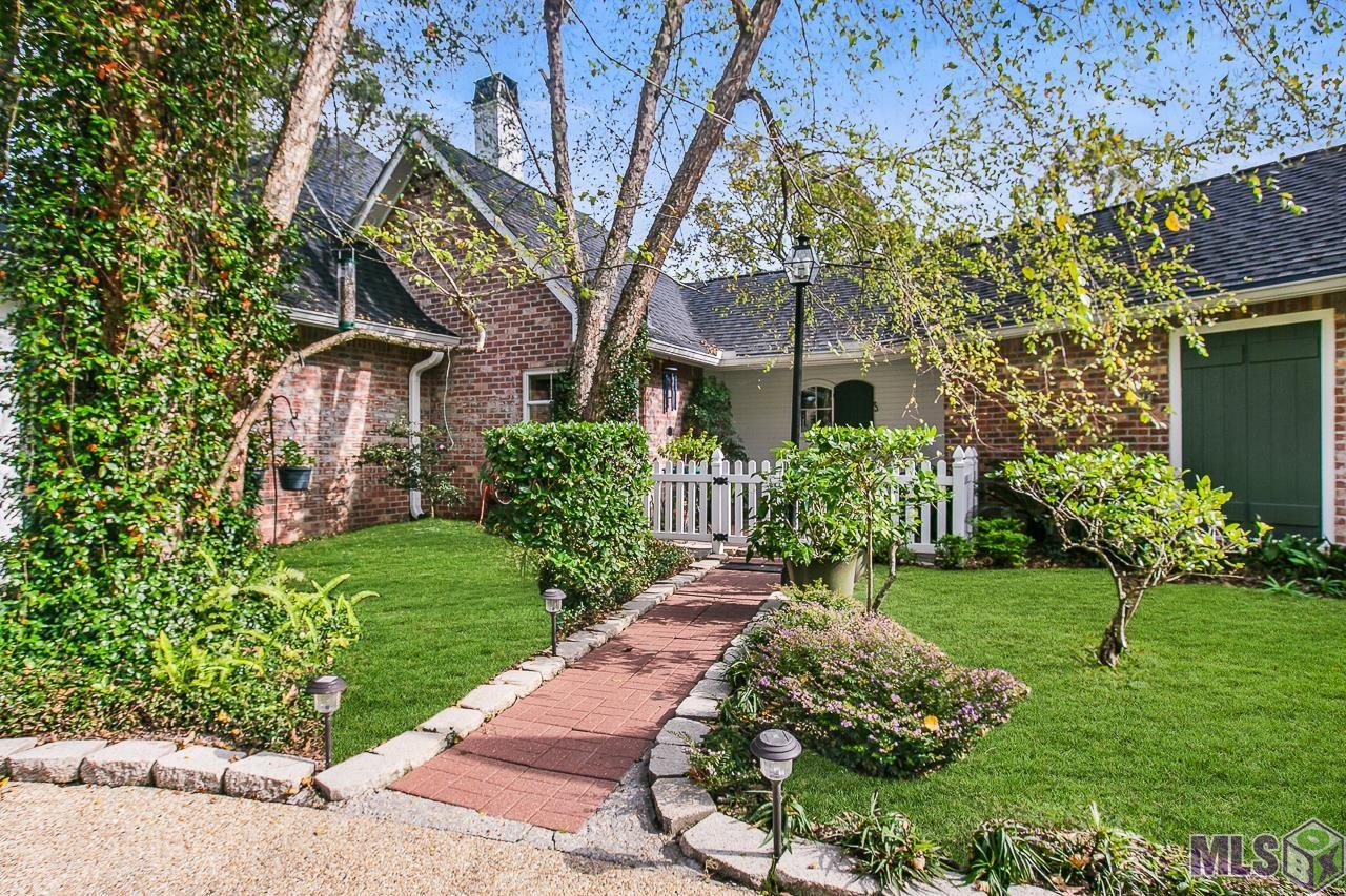 15826 Castle Ridge Baton Rouge, LA 70817 - Photo 3 of 41 Courtyard