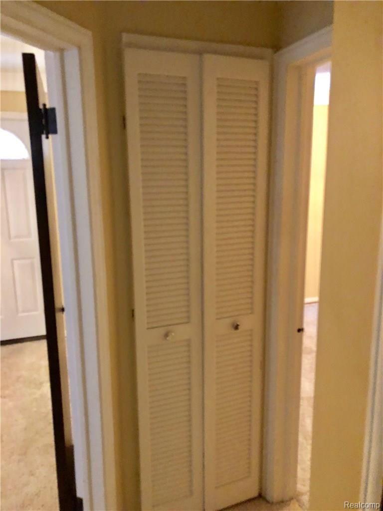 9285 Rosedale Boulevard Allen Park, MI 48101 - Photo 13 of 38 IMG_1142.jpg