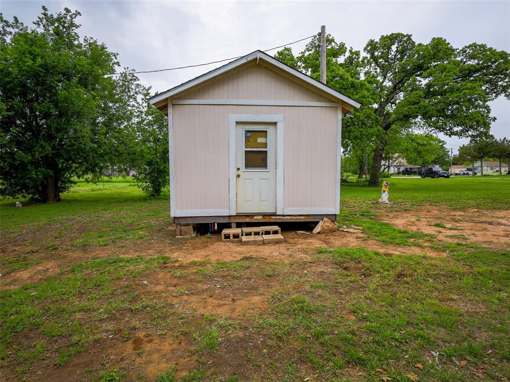 609 West 12th Street Cisco, TX 76437 - Photo 3 of 11 a view of a house with backyard