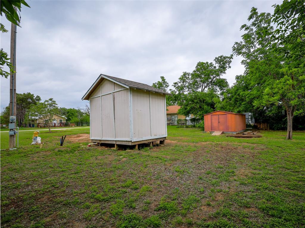 609 West 12th Street Cisco, TX 76437 - Photo 5 of 11 a backyard of a house with lots of green space