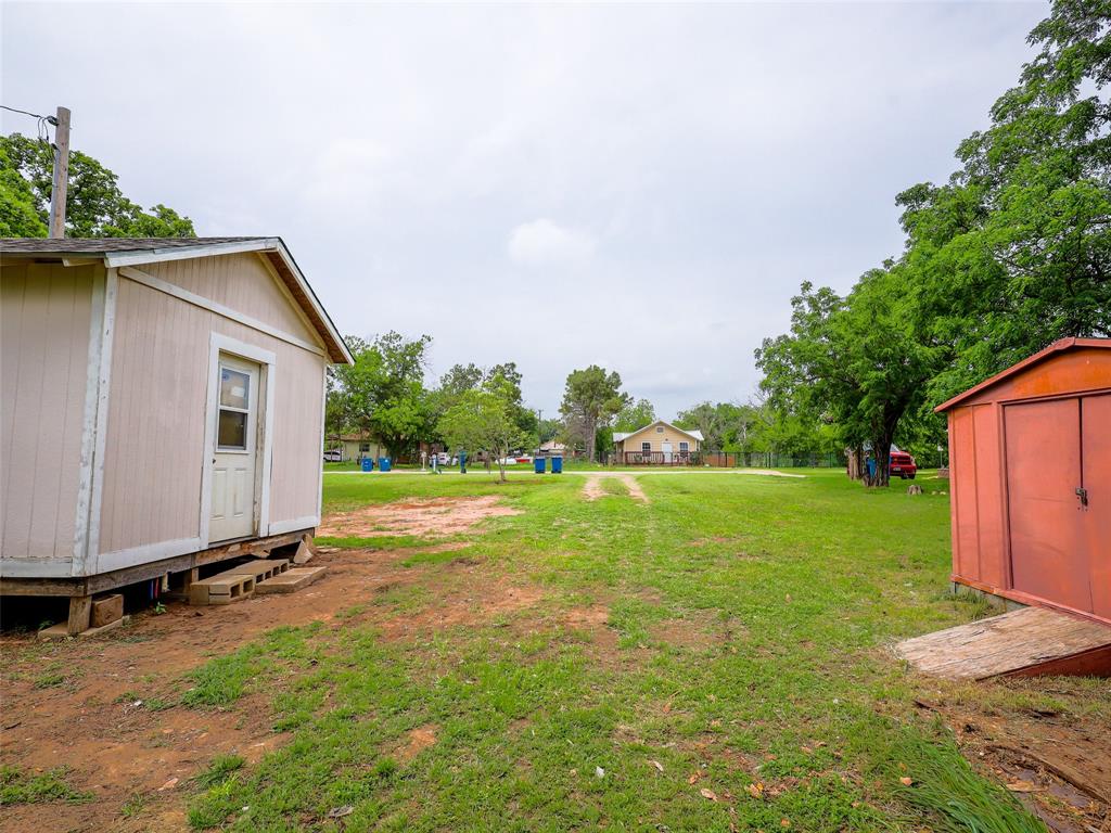 609 West 12th Street Cisco, TX 76437 - Photo 10 of 11 a backyard of a house with lots of green space