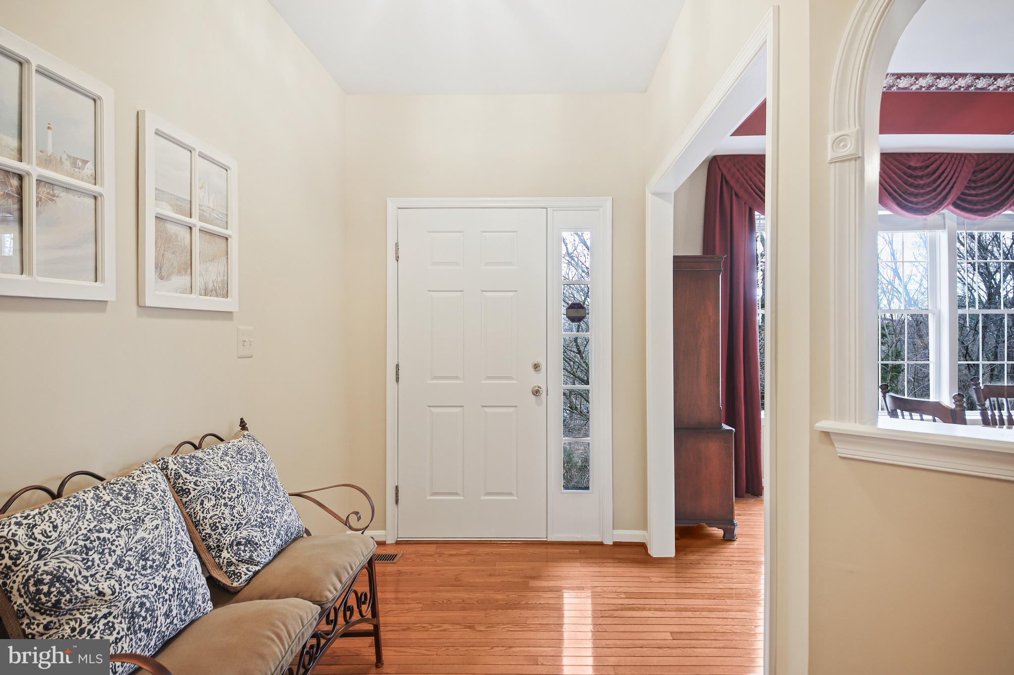 13558 Ryton Ridge Lane Gainesville, VA 20155 - Photo 5 of 63 Bright and sunny entrance foyer.