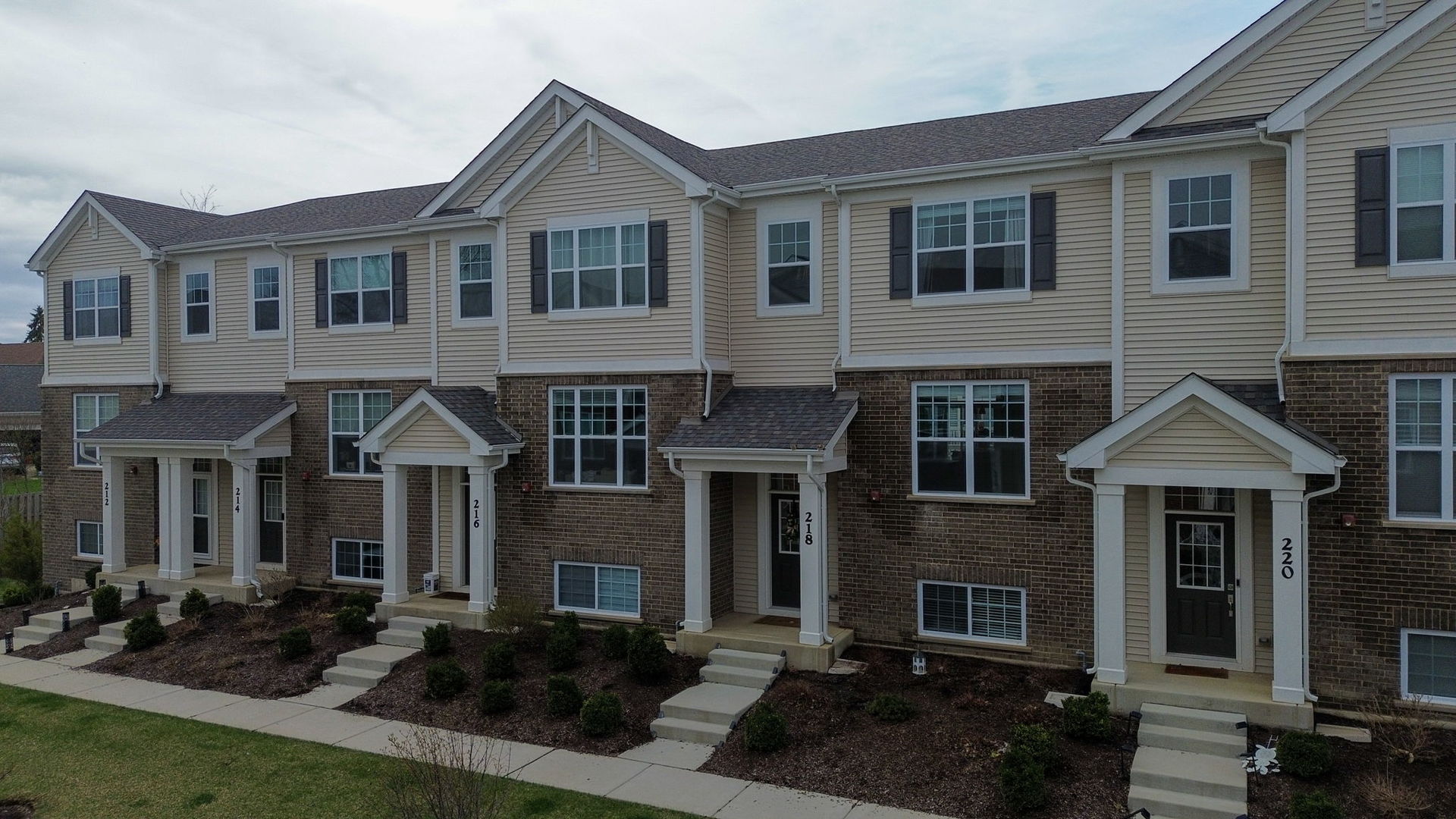 218 Timberleaf Circle Roselle, IL 60172 - Photo 3 of 34