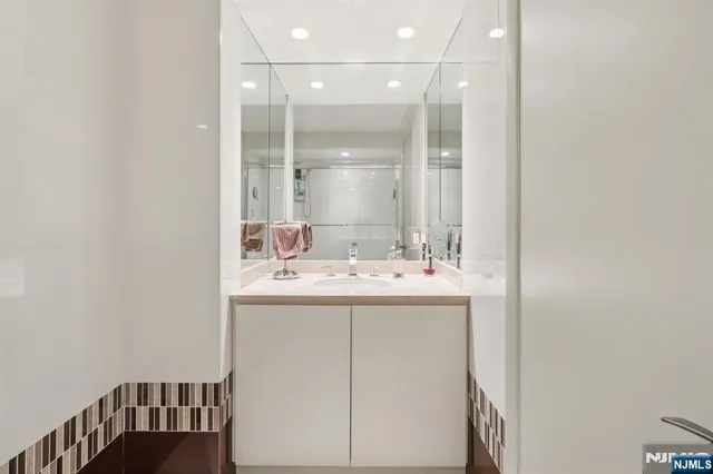 $998,000 | 1500 Palisade Avenue, Unit 27C, Fort Lee, NJ 07024